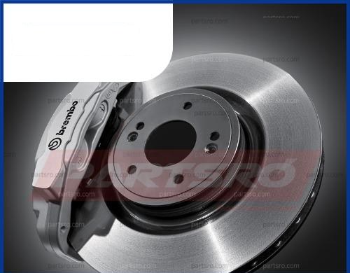 Серебристый тормозной суппорт Brembo, передний правый